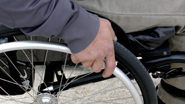 Personne à mobilité réduite sur une chaise roulante