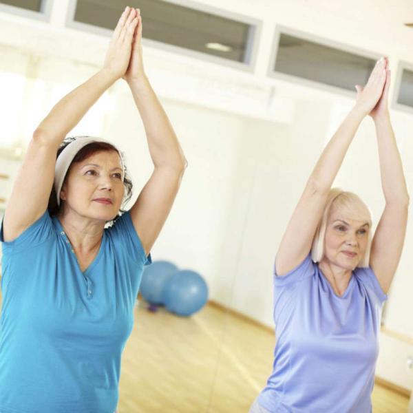 Femmes âgées pratiquant la gym