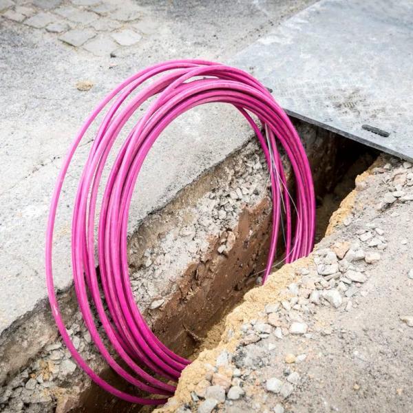 fibre optique - câbles roses tranchées