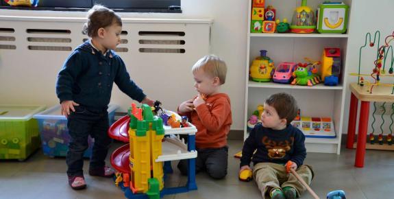 co accueil 3 enfants qui jouent